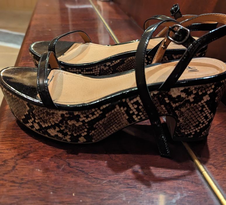 Продам 2 пары босоножек. Обе фирменные