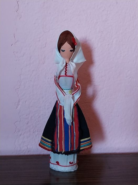 Дървена кукла ,тениски с българска носия,детски мини барабани и други