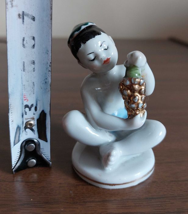 Мальчик с виноградом. Статуэтка ЛФЗ. Фигурка Узбек