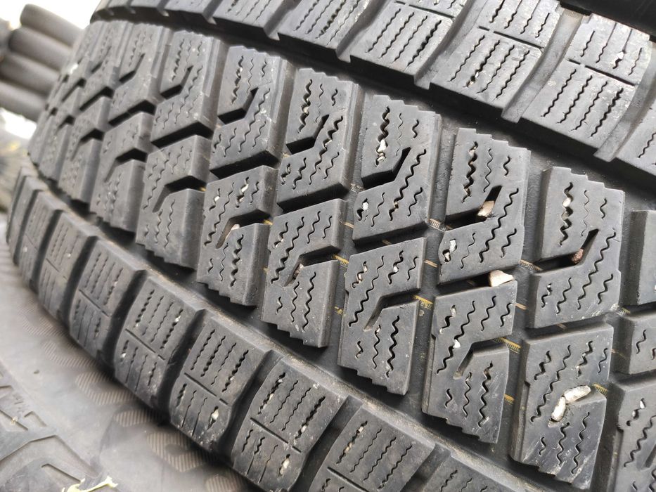 2бр Като нови зимни гуми за бус 215 65 16 С - Lassa - DOT 2023