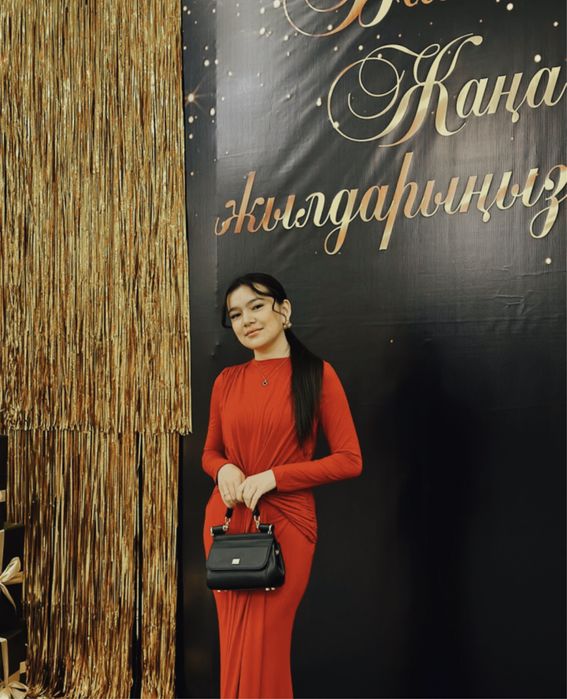 Красное платья макси длиной