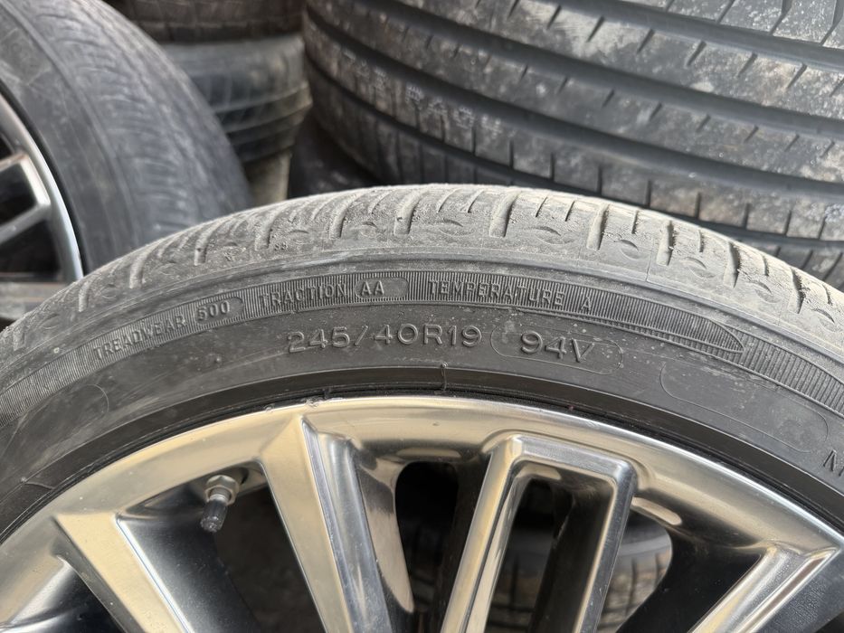 Покрышка 245/40/19