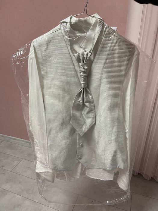 Официален костюм