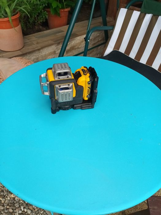 Laser dewalt lumini verzi
