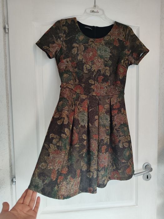 Rochie mărime M L cu flori si fir sclipici