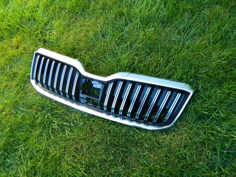 Grila centrala cu distronic Skoda Superb 3 model 2019-2022 cod 3V0853653G