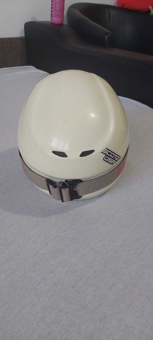 Casca schi pentru copii cam de 8 ani.