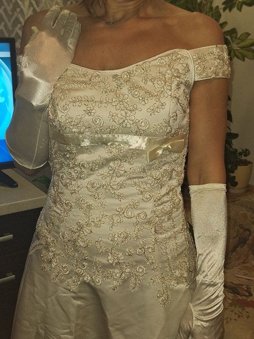 Сватбена рокля цвят шампанско