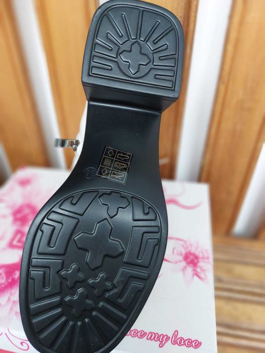 Ghete noi, chic, usoare si confortabile, captusite in interior