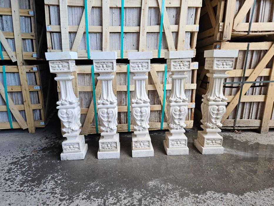 Balustri sculptate din travertin pentru scara exterioara