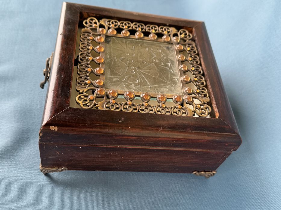 Стара дървена кутия за бижута