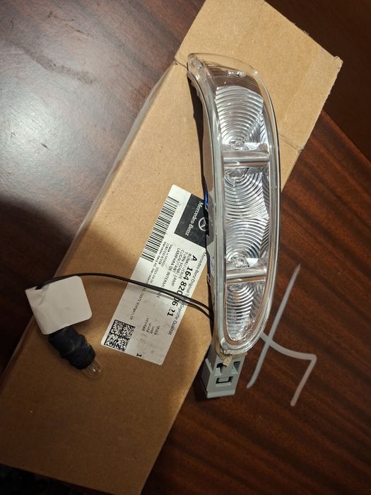 MERCEDES GL X164 front right Десен  мигач A 164 820 06 21