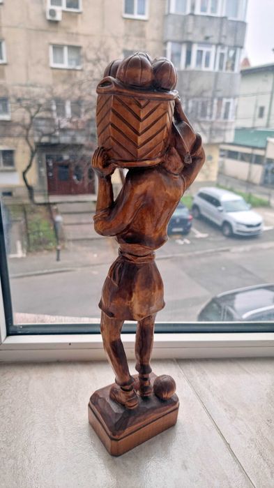 Sculptura statuie lemn lacuit ornament rustic barbat tinand cos