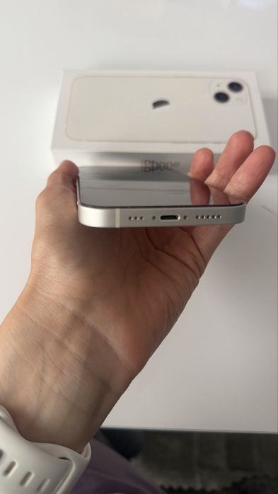 Телефон iPhone 13