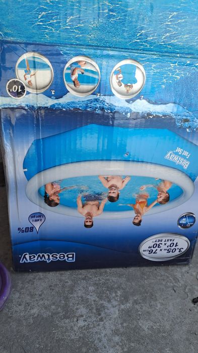 Бассейн большой и моторчик.