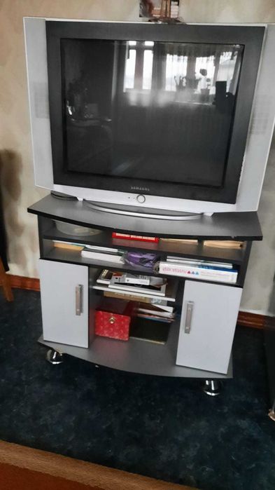 Телевизор Samsung с тумбой