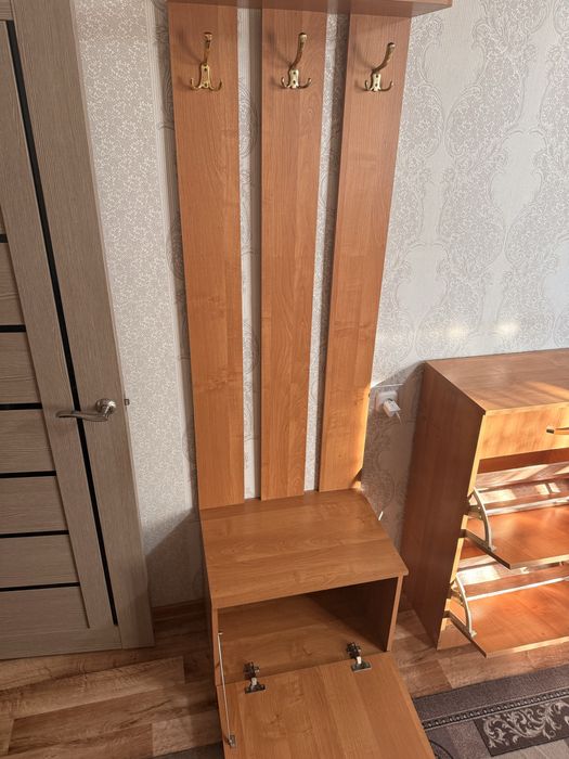 Продам вешалку с тумбой