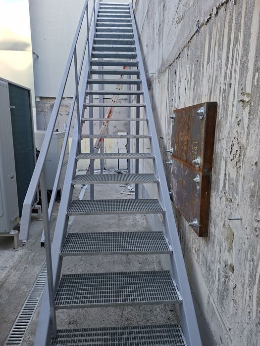 Black Friday   Confectionam scarii metalice zincate exterioare