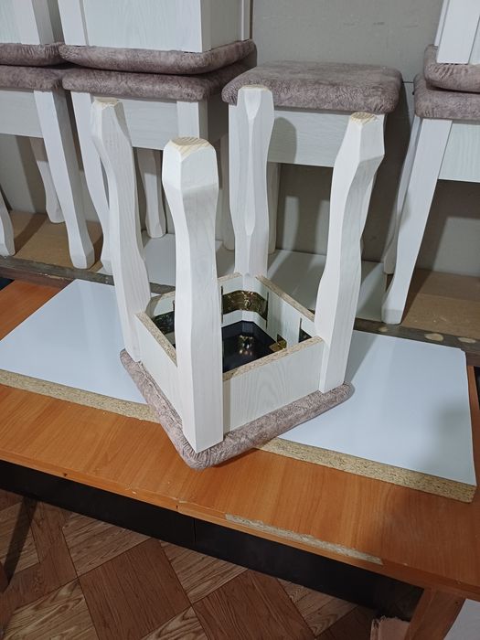 Кухонный стол новый с 4 табуреткам.и