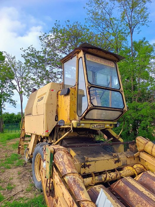 Combina New Holland M122, cu masa de 3 metri pret 2000 euro, zero șapte șase unu, trei doi noua, paru 21