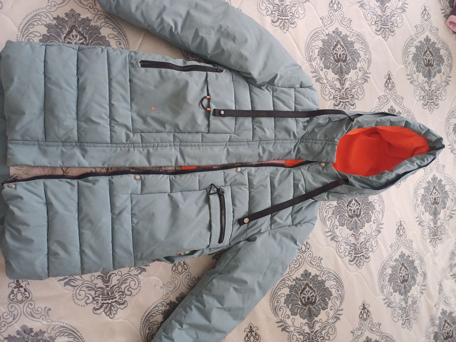 Продам куртку для девочек