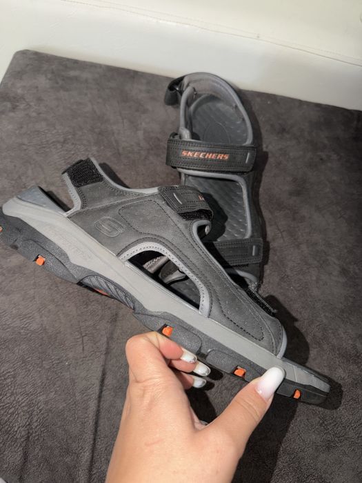 Vând sandale skechers
