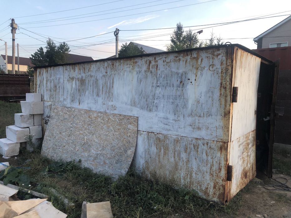 Железный  гараж