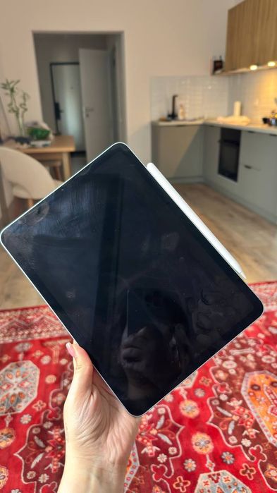 iPad б/у c Apple Pencil и чехлом