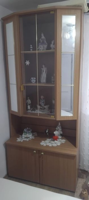 Vând vitrina din lemn