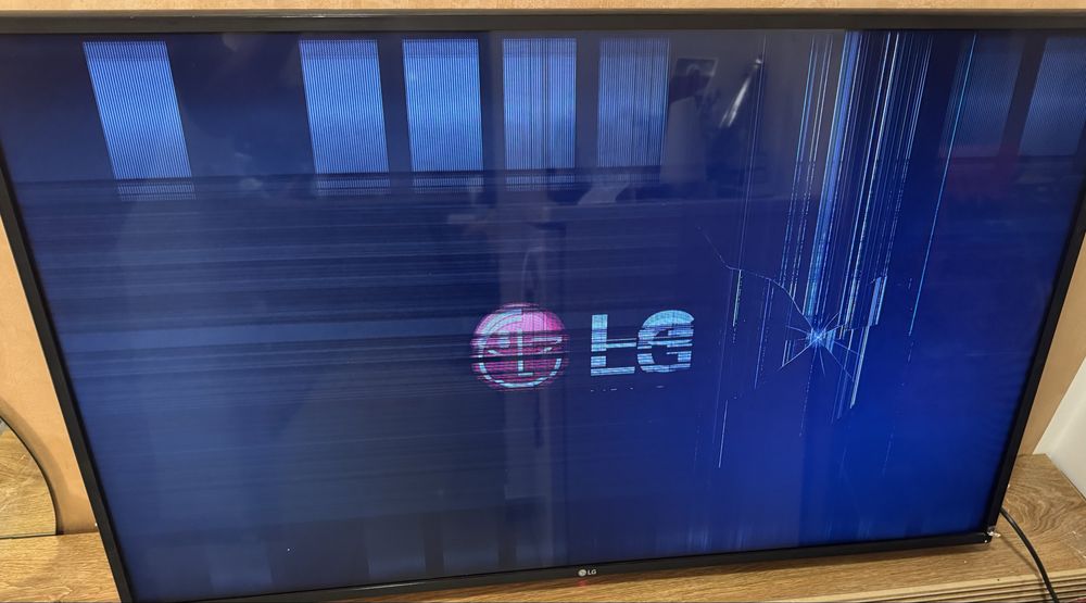 TV 4K LG 43UM7100PLB cu ecranul spart