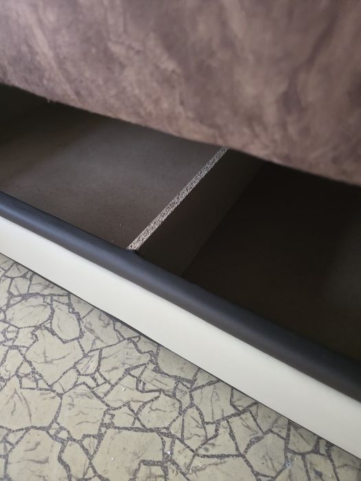 Продавам холов диван луксозен