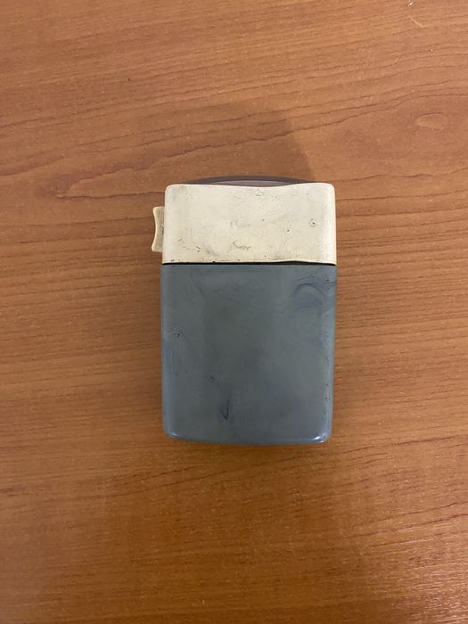 Lanternă veche cu baterie pătrată