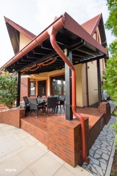 Vila 4 camere  cu piscina in Bucov.
