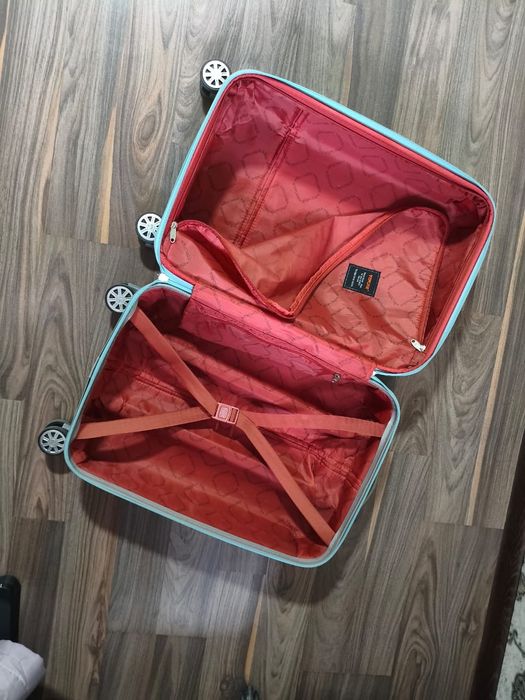 2 Чемодана среднего размера