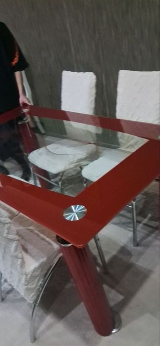 Продаётся стол и стулья в гостиную .