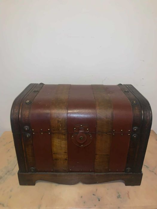 Mini cufar din lemn cu fier forjat