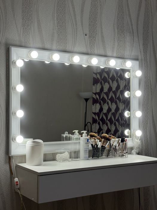 Зеркало с подсветкой с тумбой