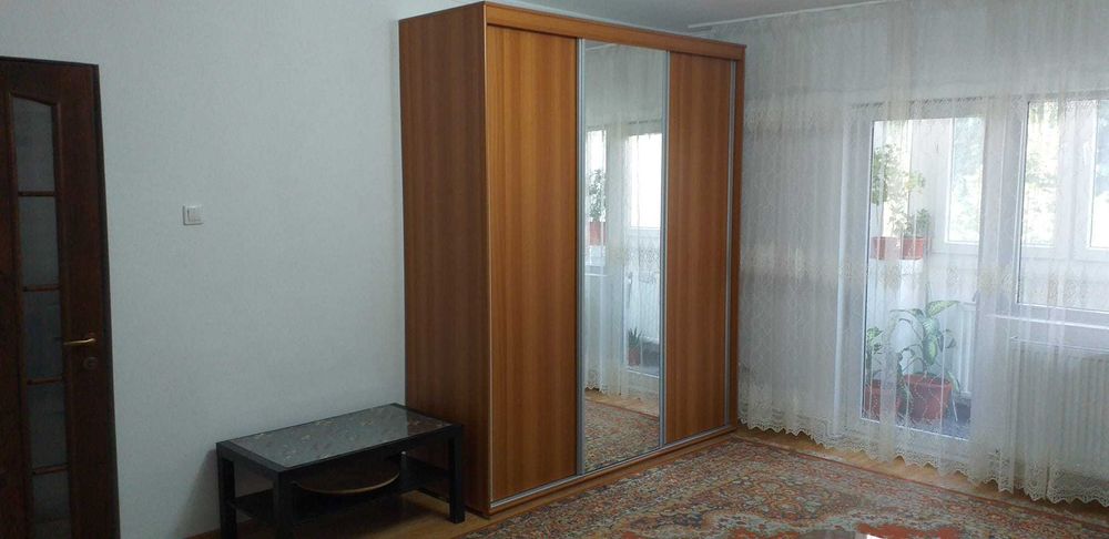 Apartament de 2 camere mobilat , cu centrala termica , parcare etc