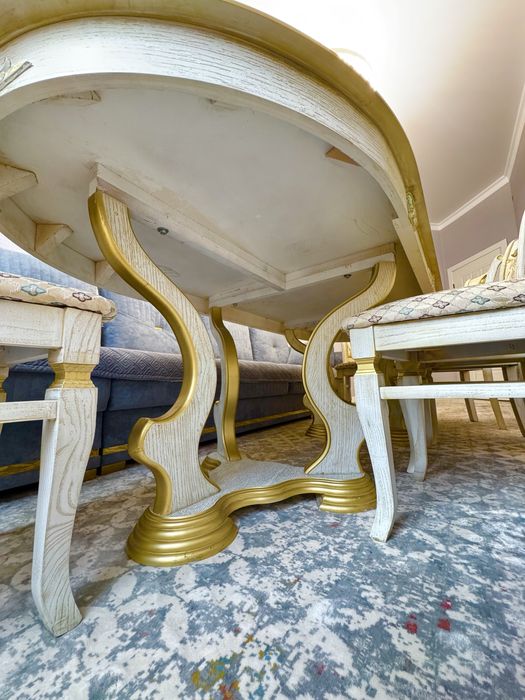 Стол 8 орындығымен сатылады