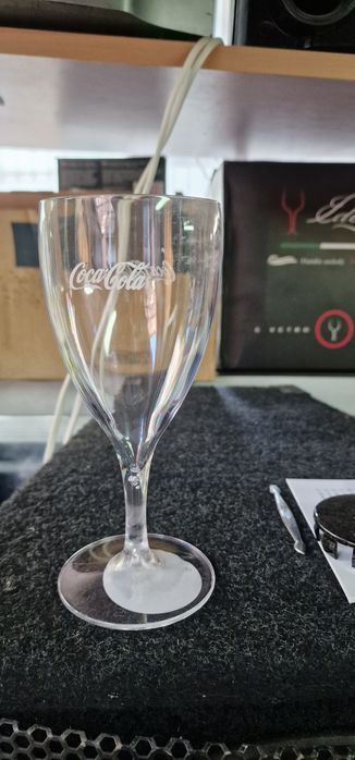 Pahare din plastic colorate si cola transparent