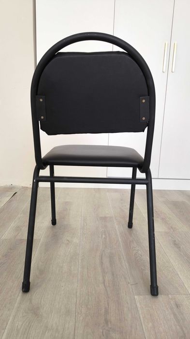 Продам кожаные стулья