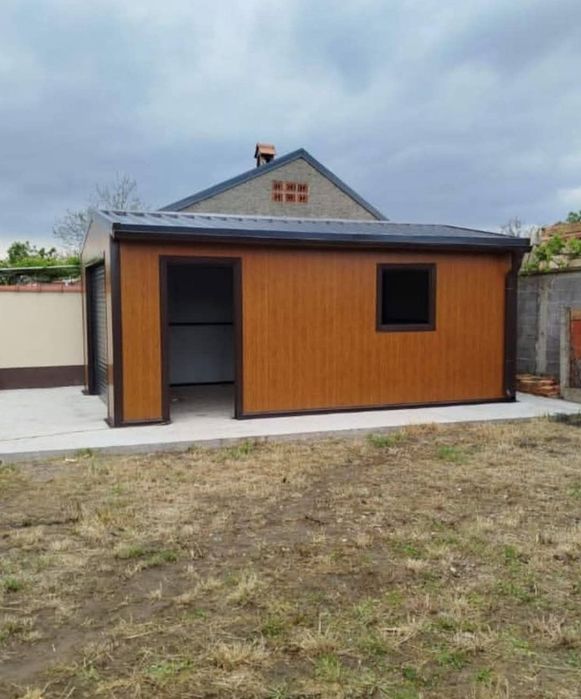 Vând garaj auto pe structura metalica anvelit cu panouri