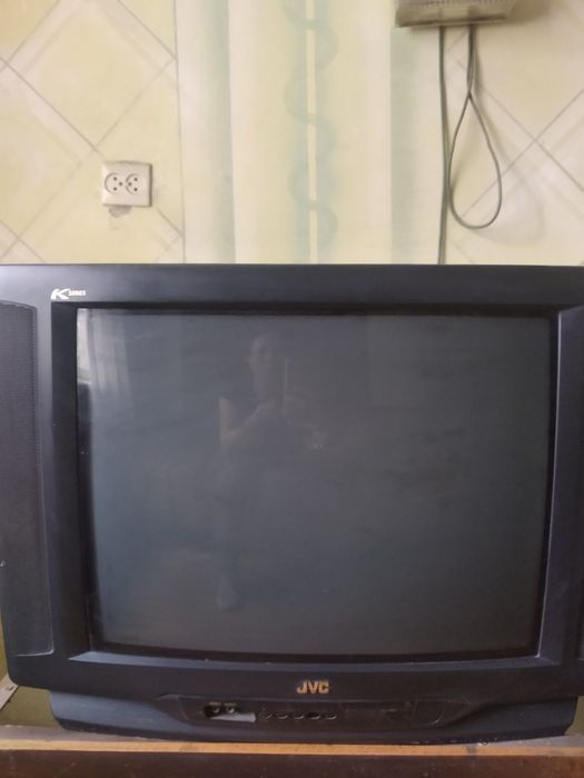 Телевизор ( требует небольшого ремонта)