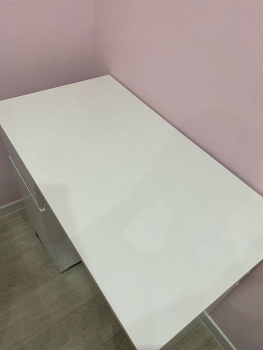 Письменный стол.