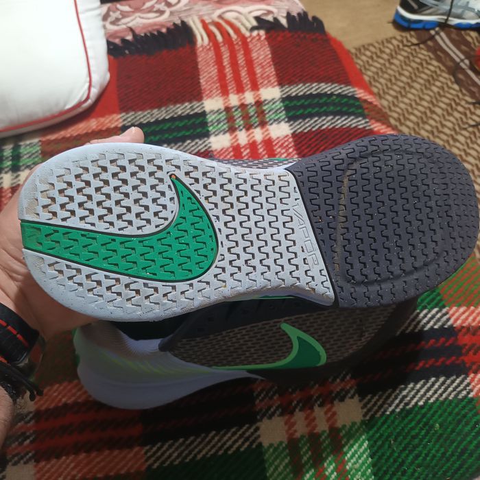 Тенис маратонки за червено.