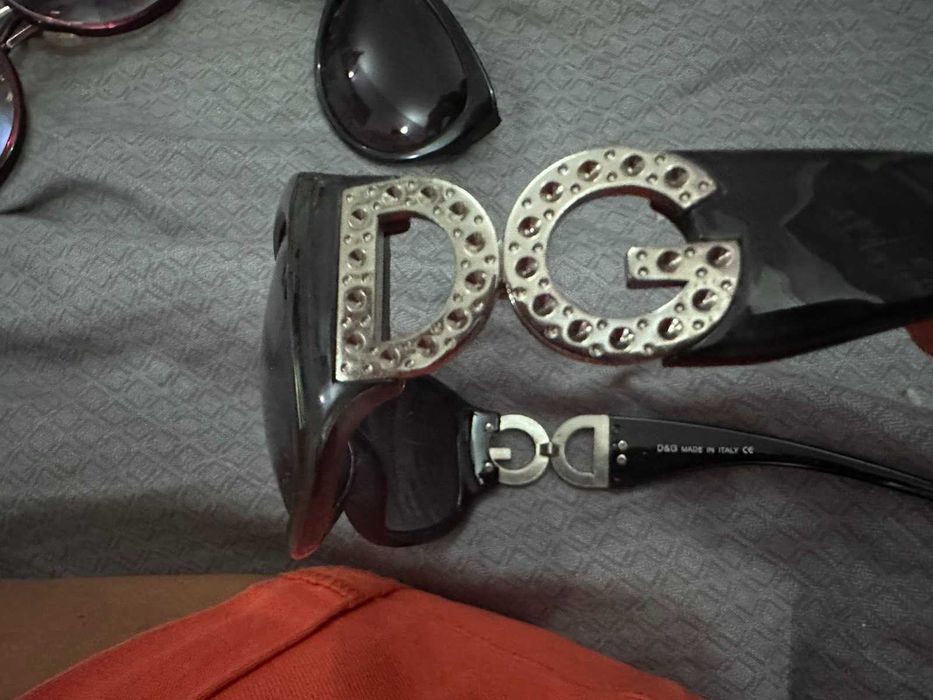 много видове очила, повечето маркови с цени от 8 до 22 лв