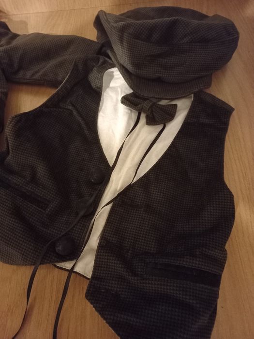 Vând 2 costumase botez