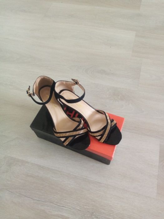 Продам Босоножки