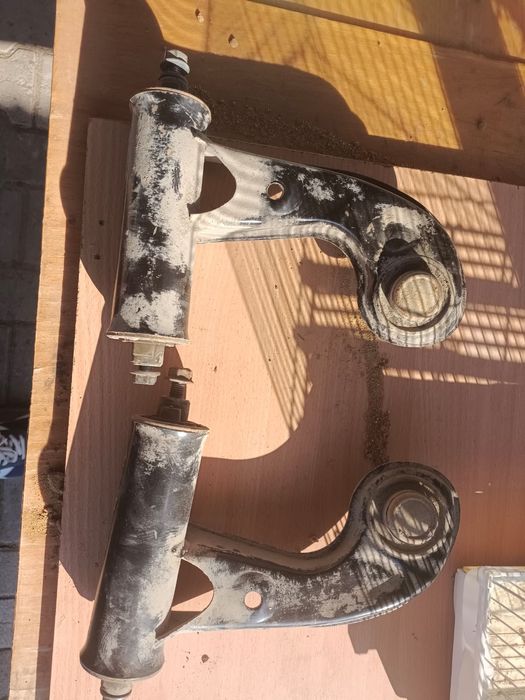 Продам рычаги передние оригинал