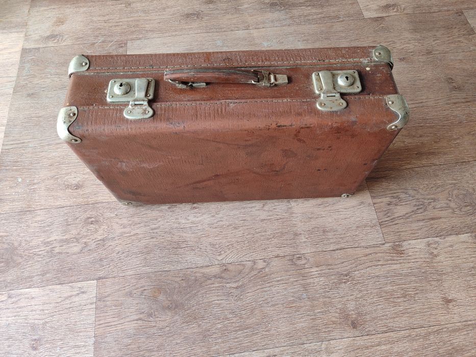 Чемодан с металлическим замком